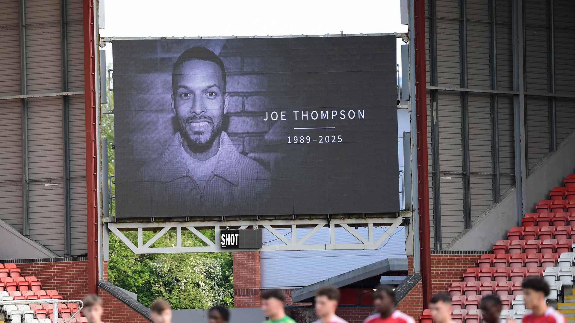 Rochdale เป็นมิตรกับ Joe Thompson