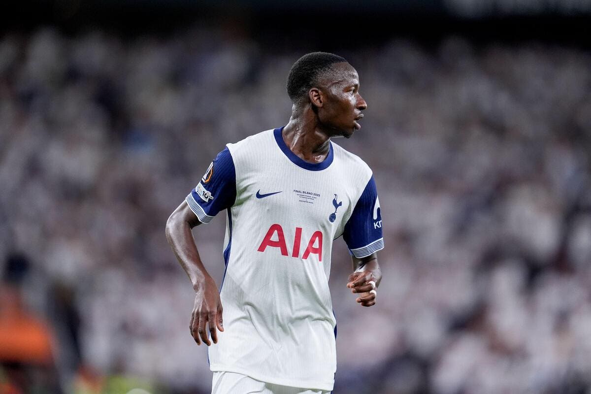 Sarr Stunner Hands Spurs นำครึ่งเวลาเป็น Gyokeres เฝ้าดูจากม้านั่ง