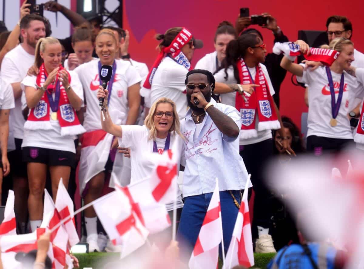 มีแฟน ๆ กว่า 65,000 คนสายถนนในลอนดอนเพื่อให้ Lionesses เป็นวันจดจำ