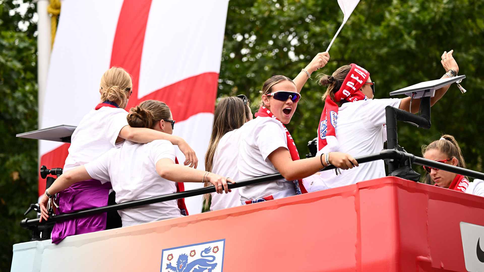 Man Utd Heroes Ella Toone, Grace Clinton และ Maya Le Tissier เข้าร่วมในขบวนพาเหรด Lionesses Euro 2025