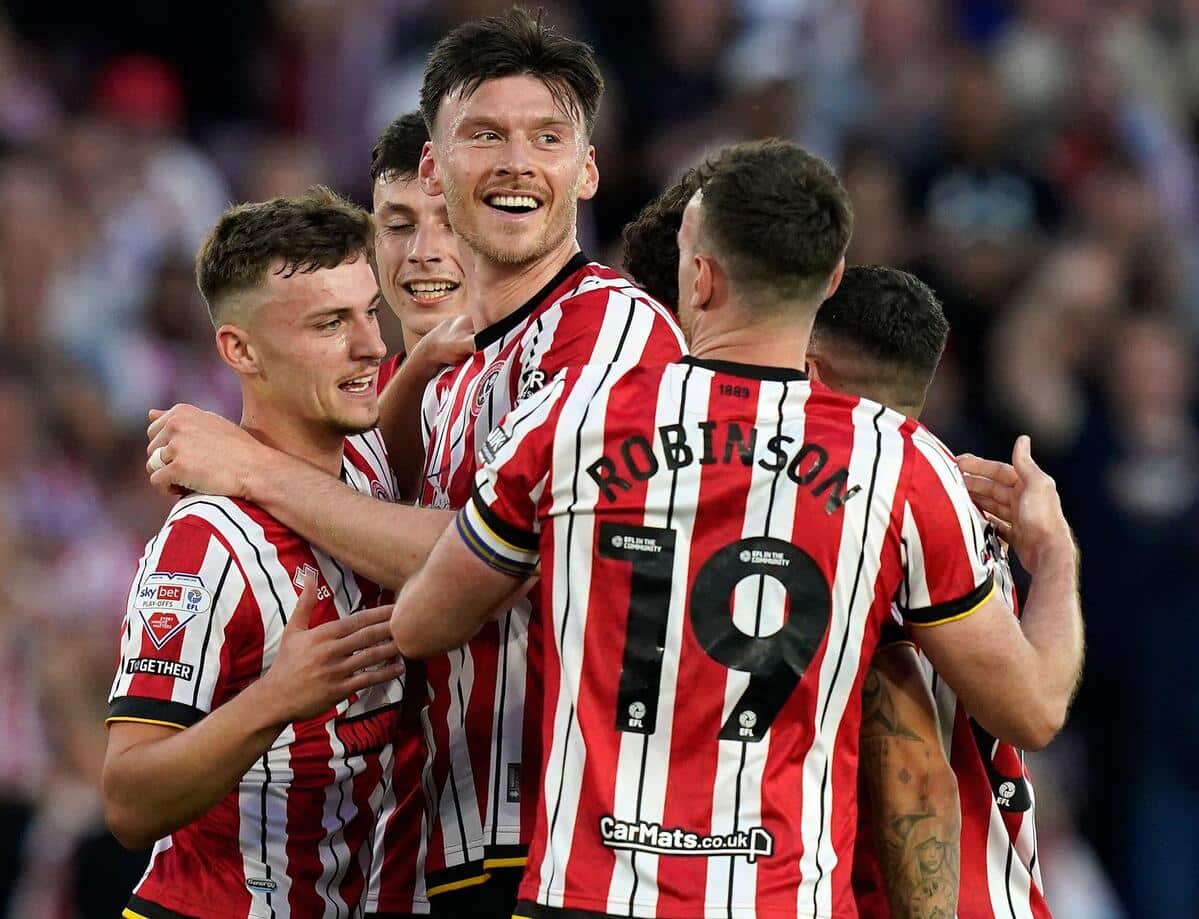 Wrexham ชั่งน้ำหนักย้ายสำหรับกองหน้าทหารผ่านศึก Kieffer Moore