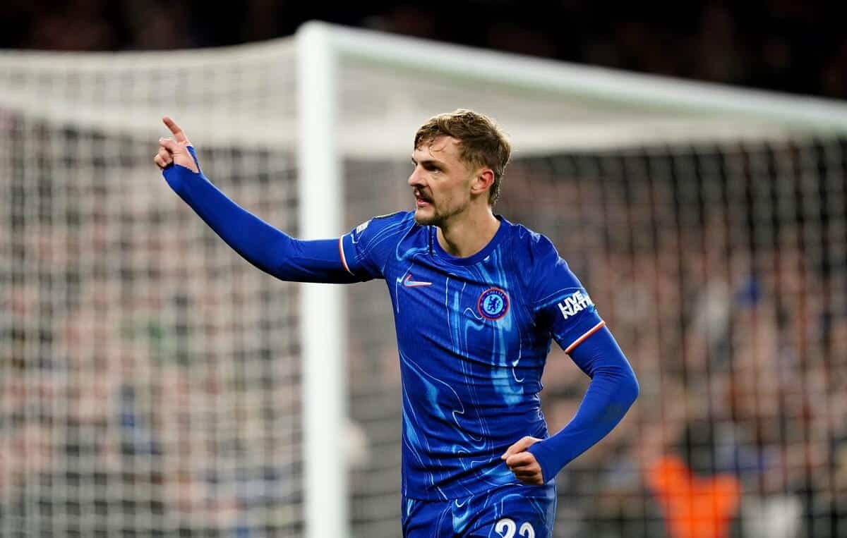 Kiernan Dewsbury-Hall พาดหัวสามครั้งจากเชลซี