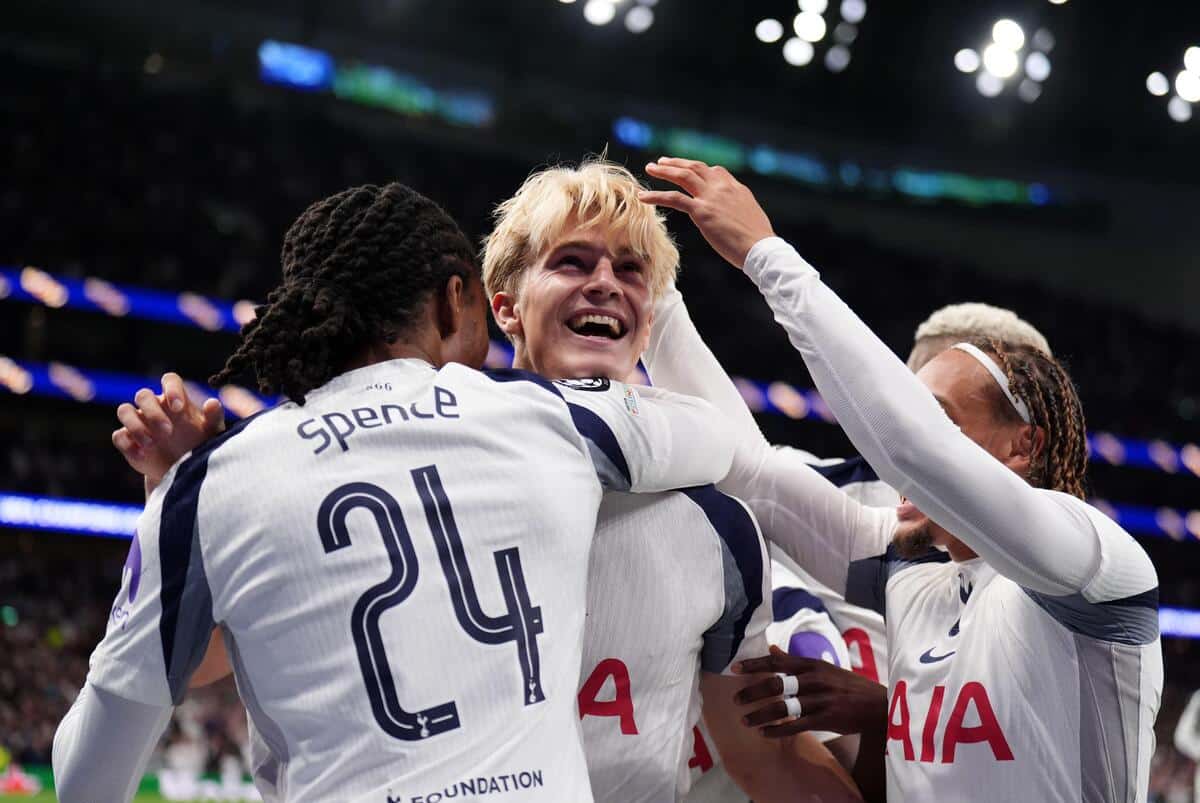 Scruffy Spurs รับรางวัลชนะเลิศ Champions League